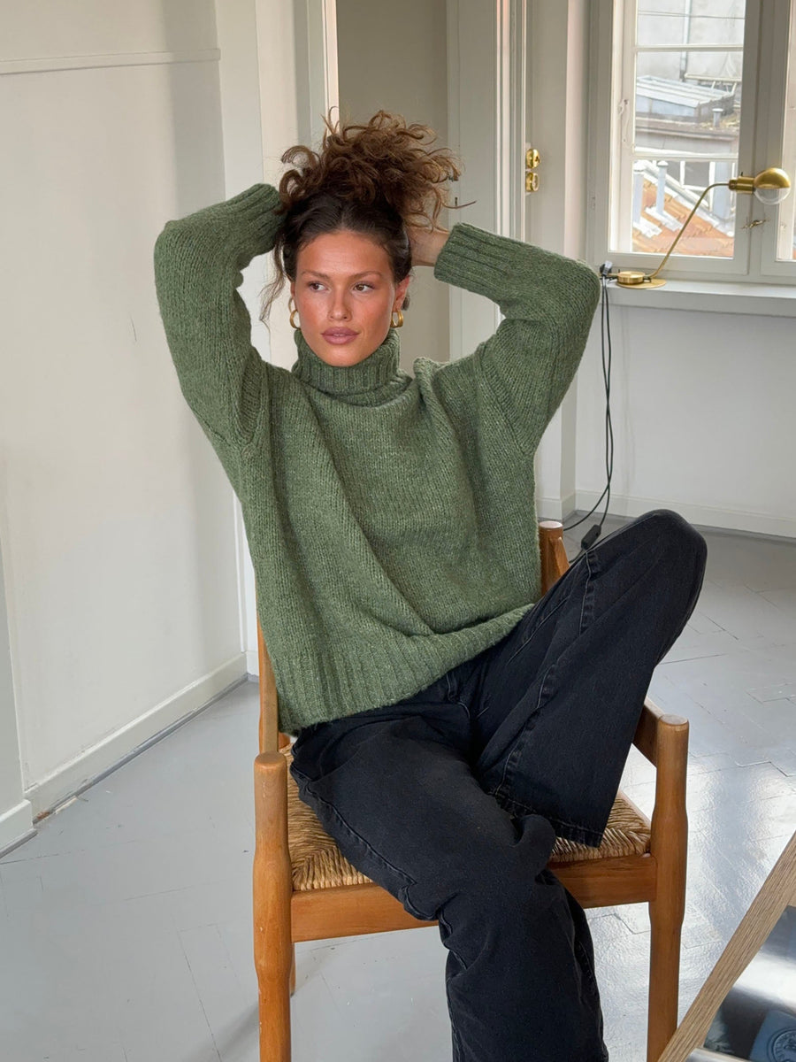 Valdamara oversized striktrøje med turtleneck - Grøn – Designbysi ApS