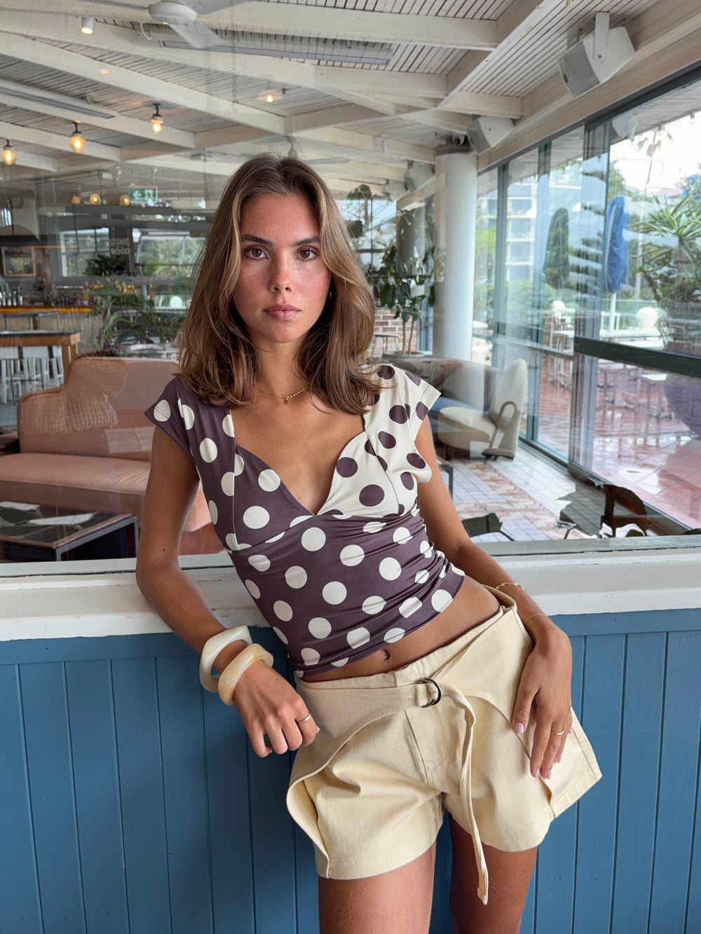 Nickeline v-neck top med polkaprikker - Brun/off white