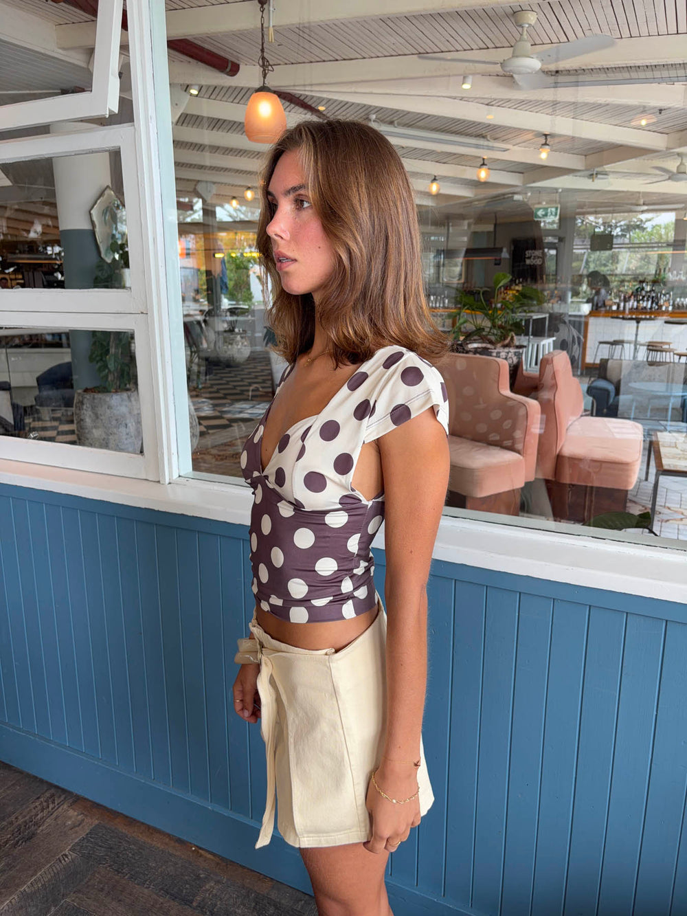Nickeline v-neck top med polkaprikker - Brun/off white