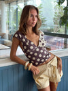 Nickeline v-neck top med polkaprikker - Brun/off white