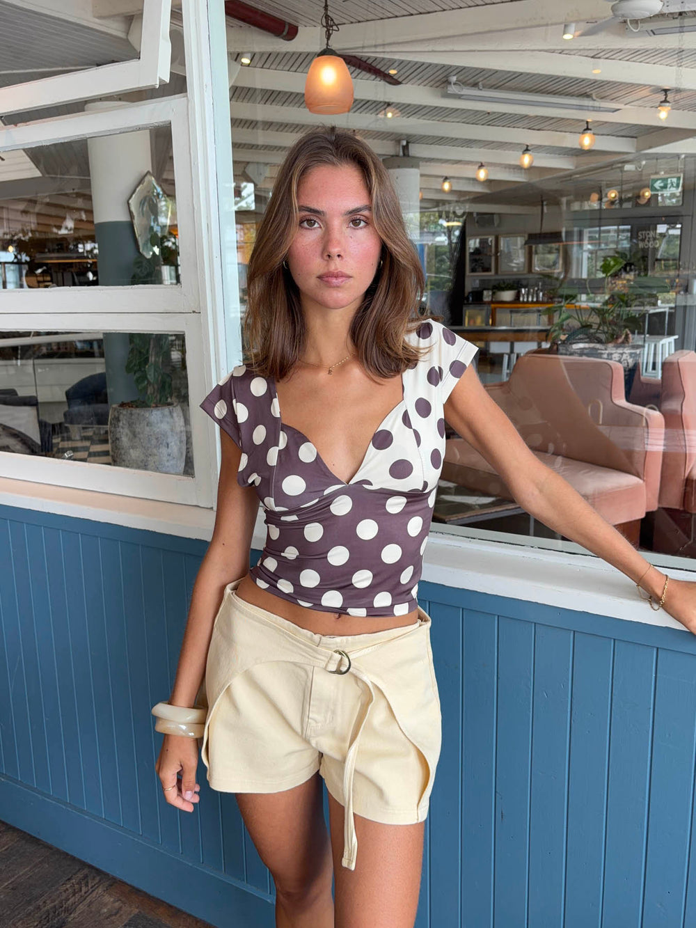 Nickeline v-neck top med polkaprikker - Brun/off white