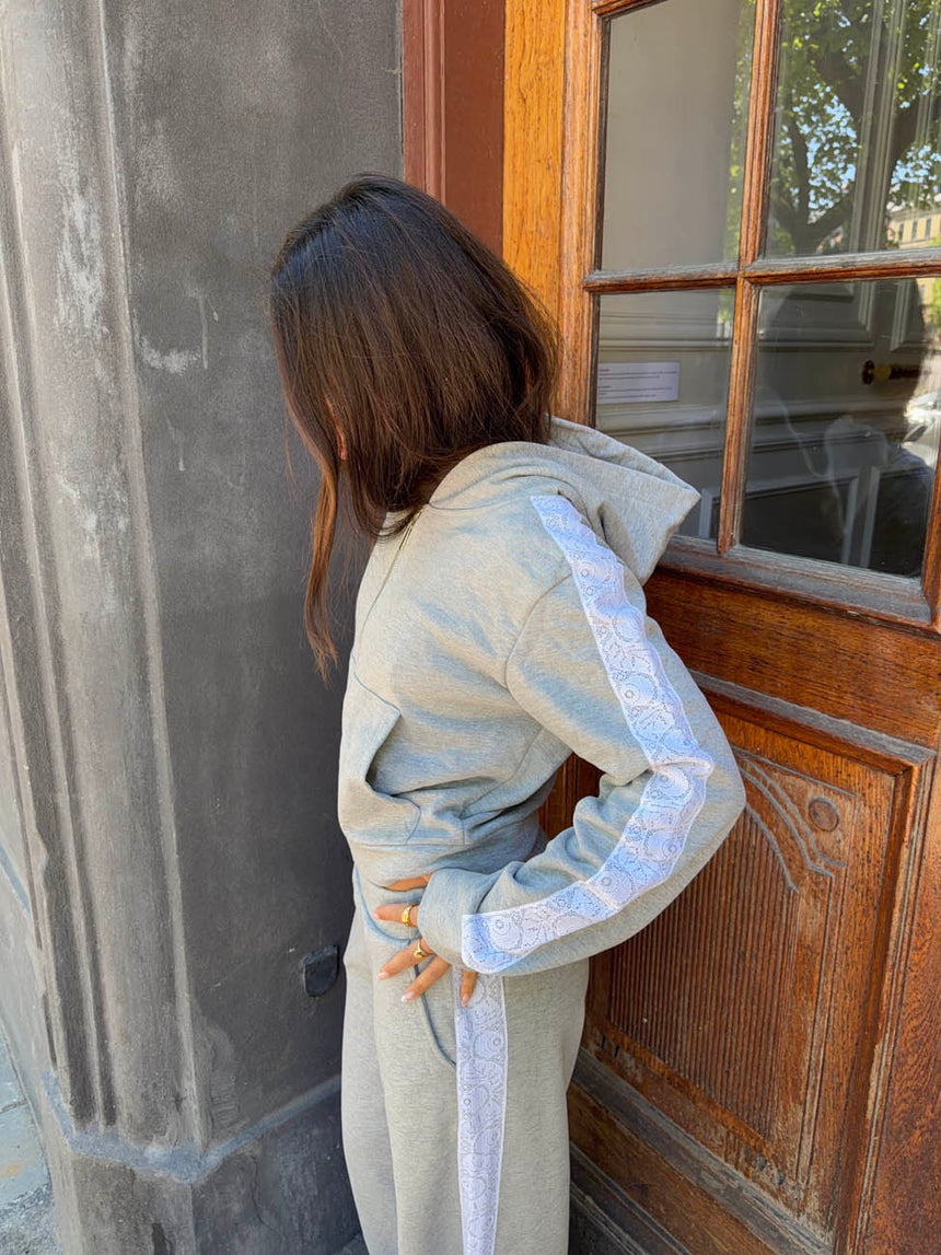 Oba zip hoodie med blonder - Grå/hvid