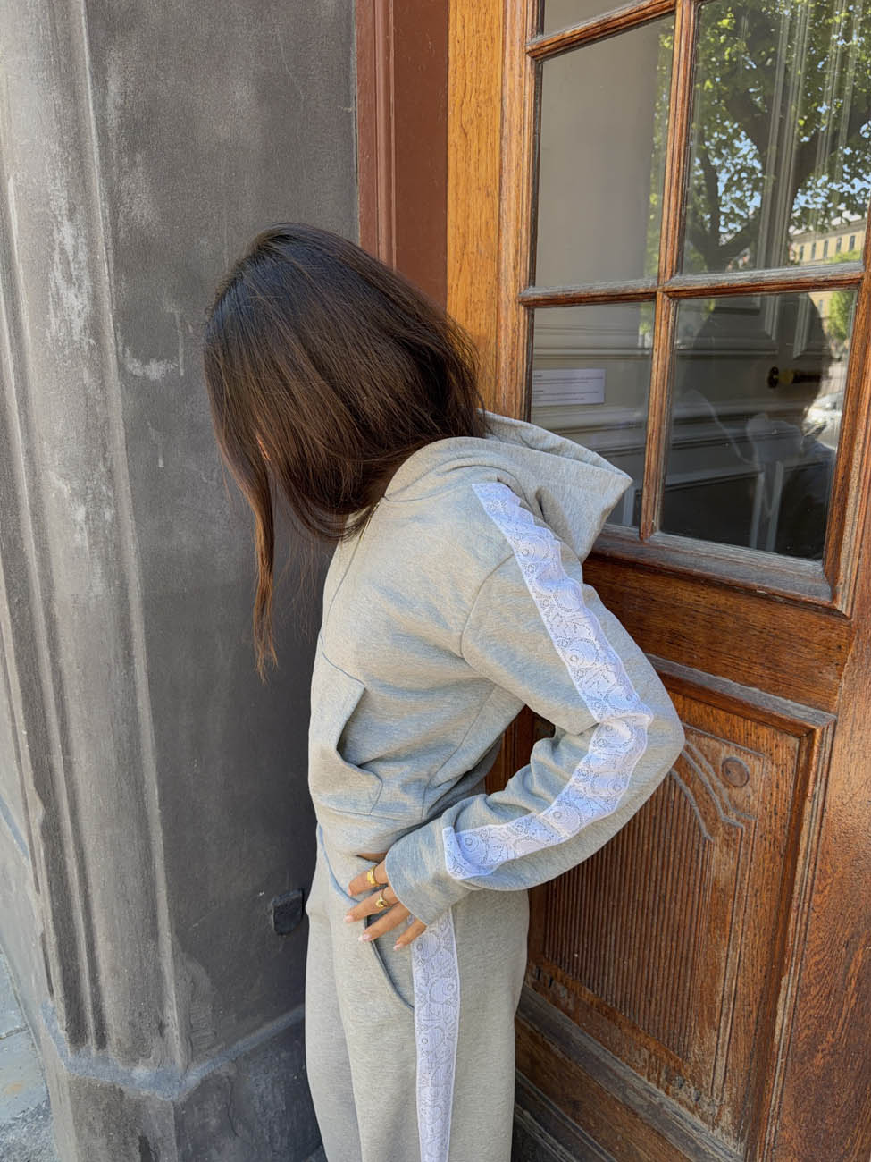 Oba zip hoodie med blonder - Grå/hvid