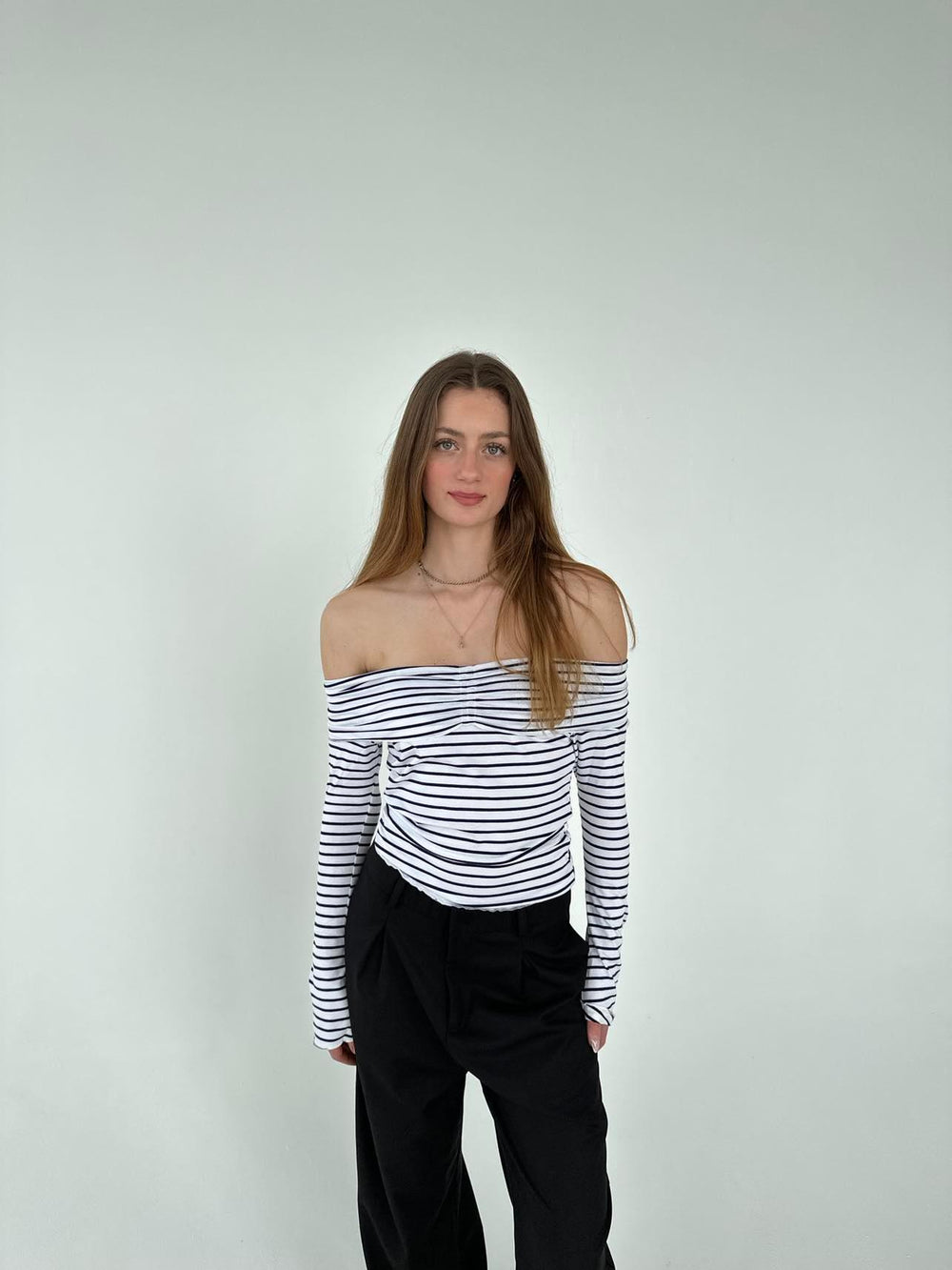 Thea off shoulder bluse - hvid med navy striber