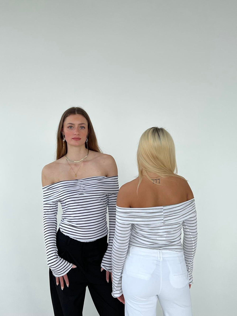 Thea off shoulder bluse - hvid med navy striber