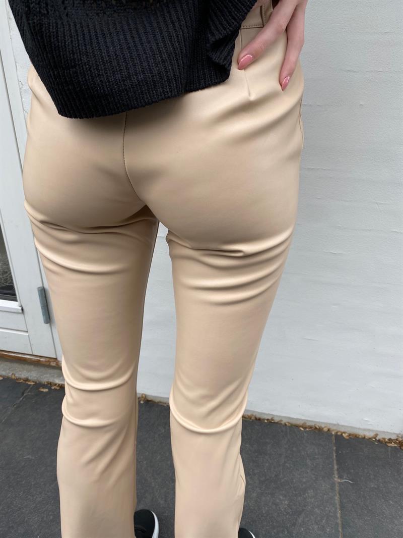 Vera bukser i læderlook beige