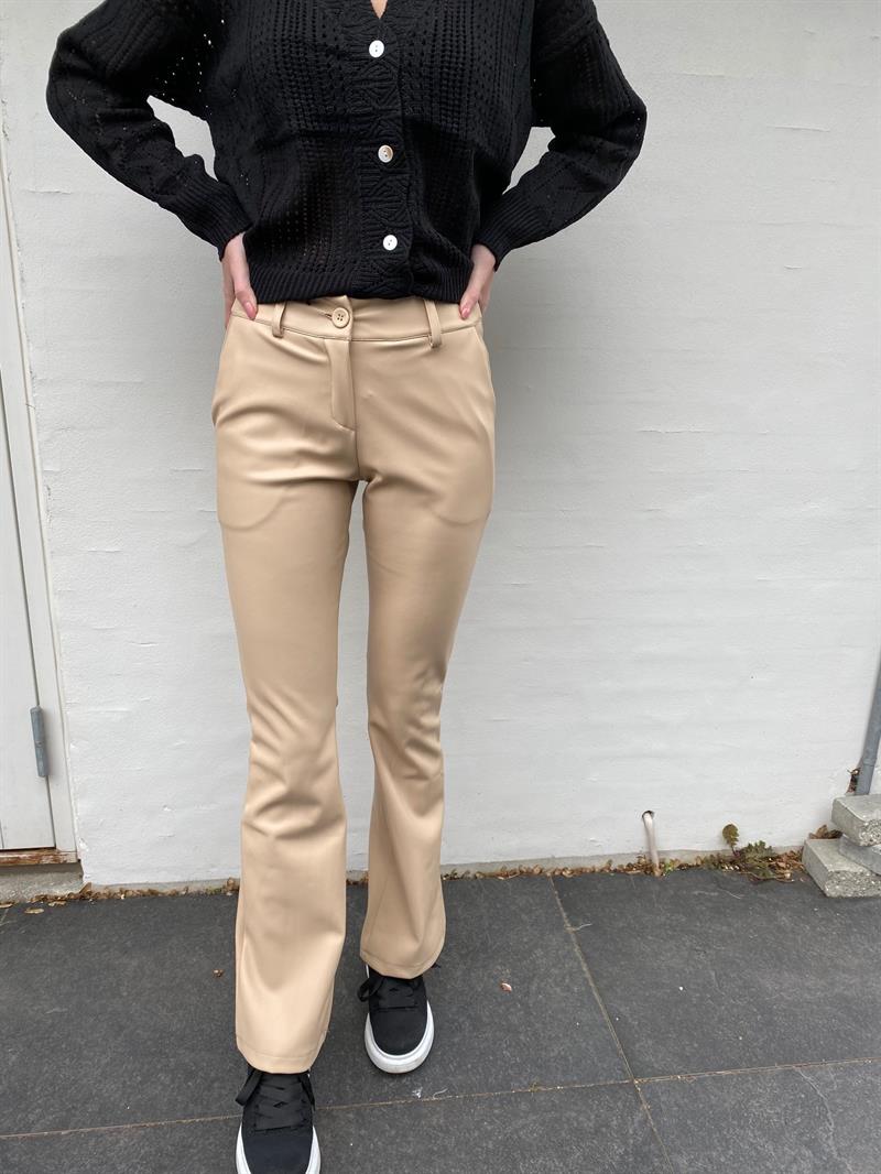 Vera bukser i læderlook beige