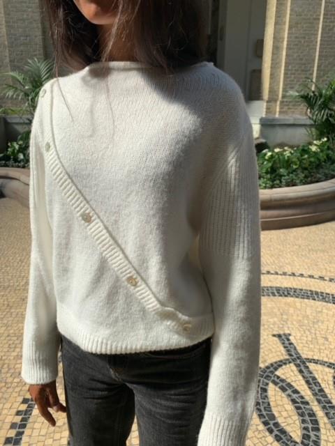 Matilde W striktrøje med pynte knapper - off-white