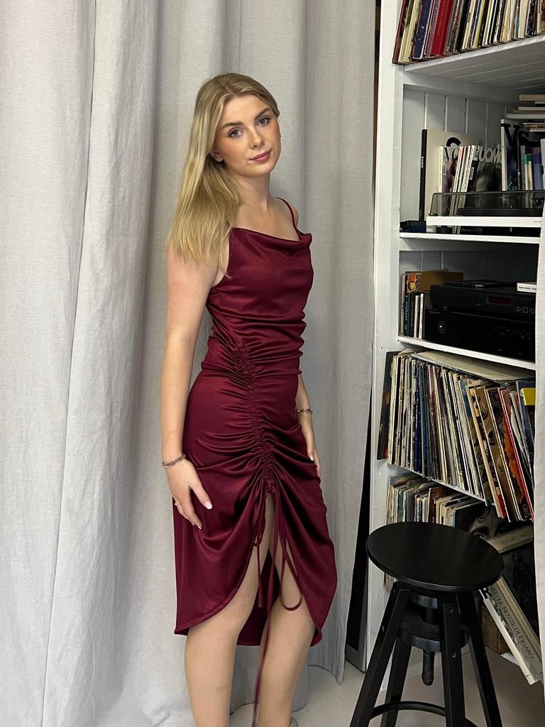 Mathea satin kjole - bordeaux