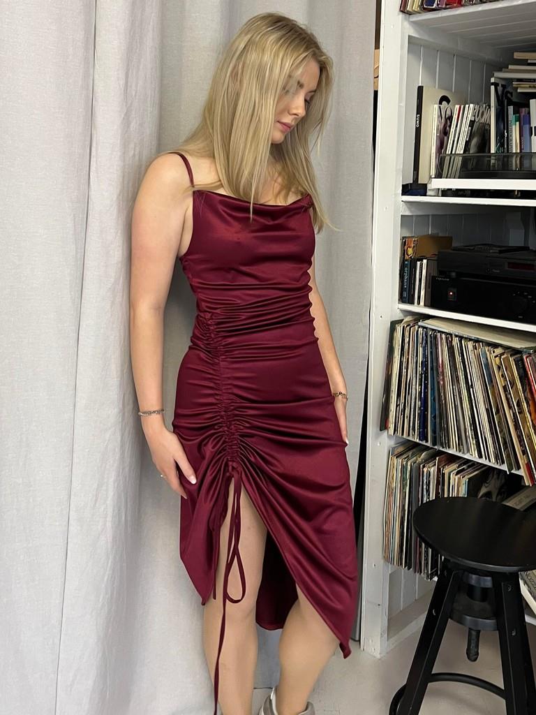 Mathea satin kjole - bordeaux