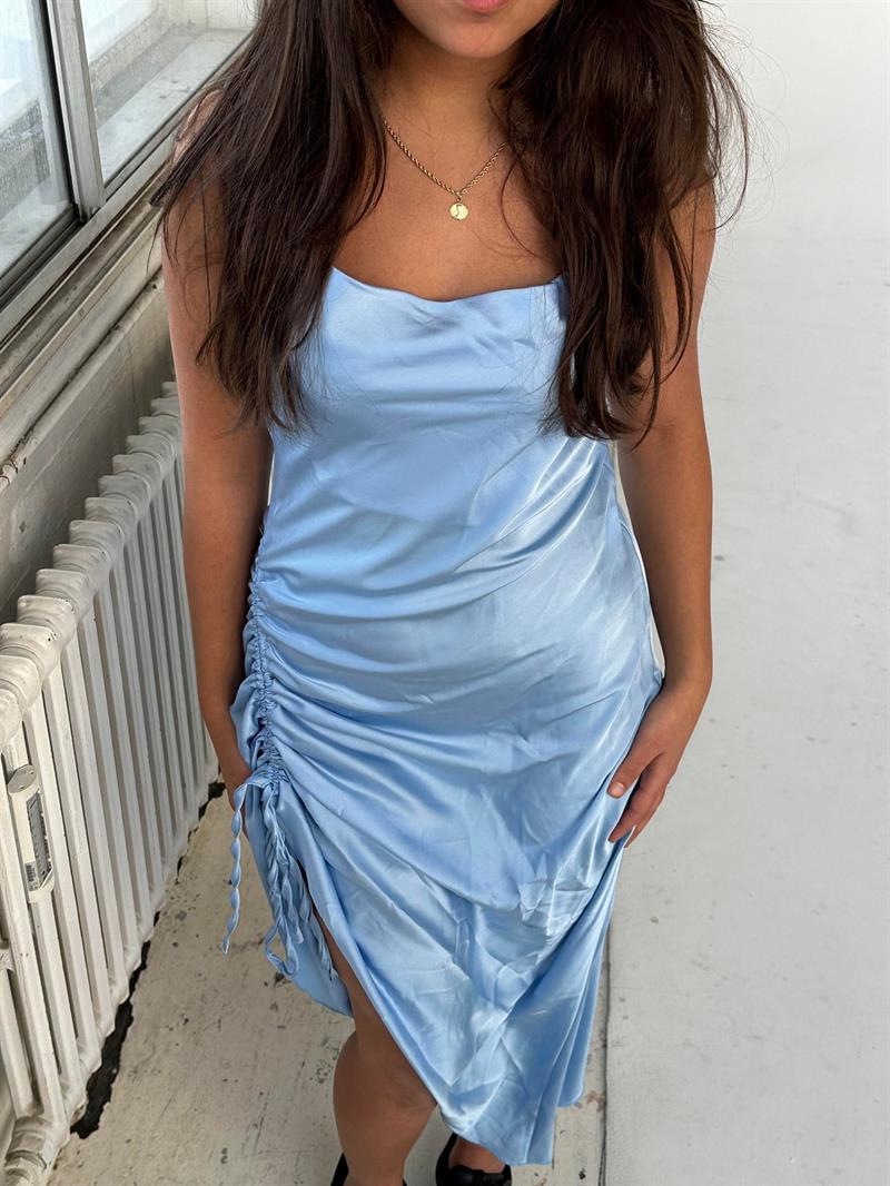 Mathea satin kjole blå
