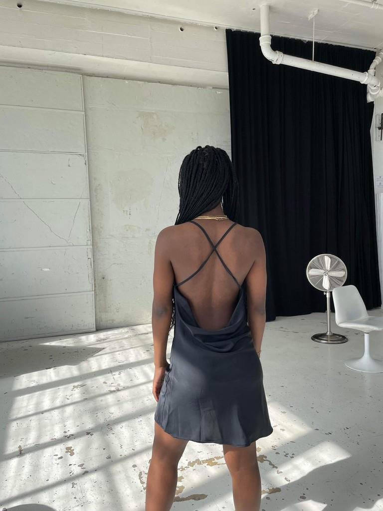 Karma satin kjole - Sort