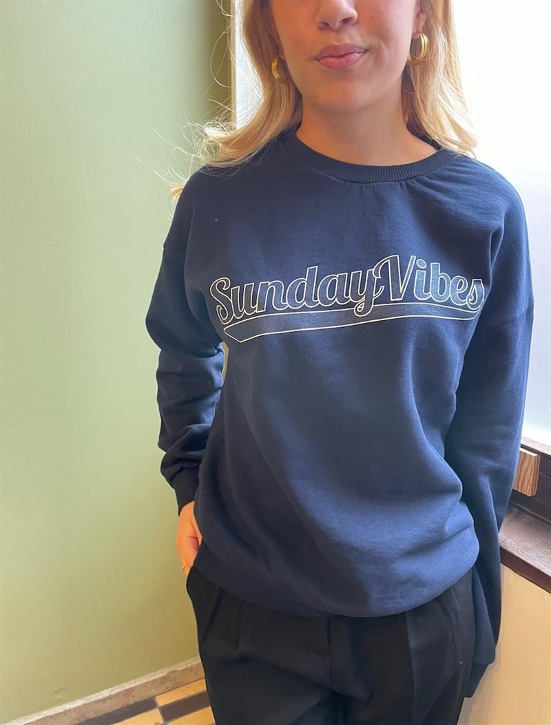 Matilde w - College sweatshirt sunday vibes