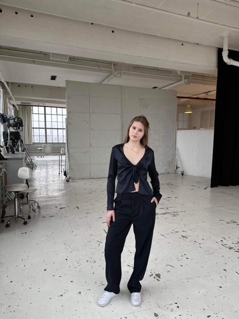 Freja satin bluse - mørk navy